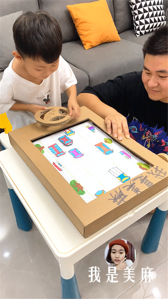爸爸用快递纸箱做了个赛车玩具,用方向盘控制车辆变道,太刺激了