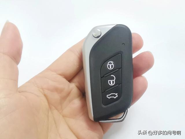 北汽绅宝车钥匙外壳拆解流程,昌河遥控器教你怎么更换电池。