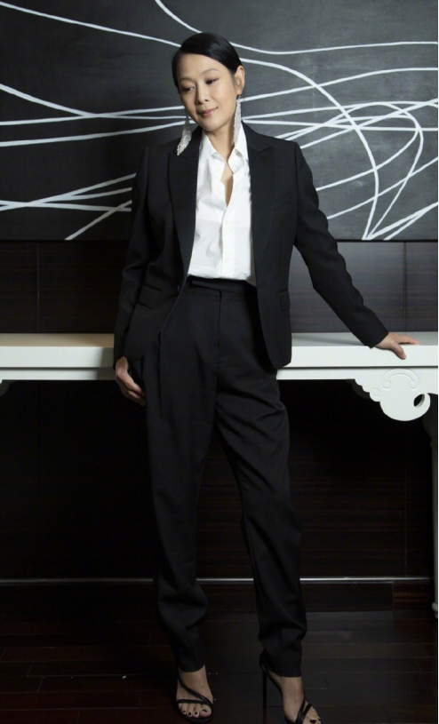 刘若英这“阴沟裙”真是绝了,不仅显身材还高级,气质真让人羡慕