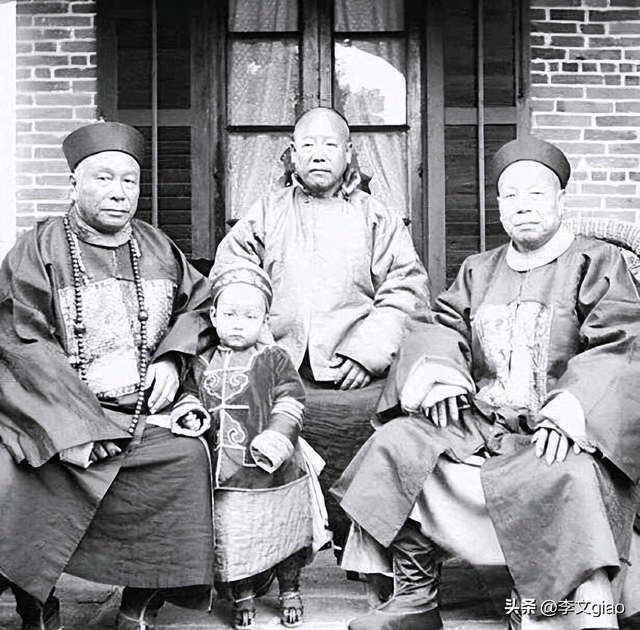 不堪入目老照片:男人搂着女子的胸一顿摸,男人抱着女人一顿热吻