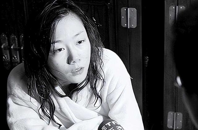 2011年,苏紫紫全裸接受记者采访,并直言:“你敢看我么?”