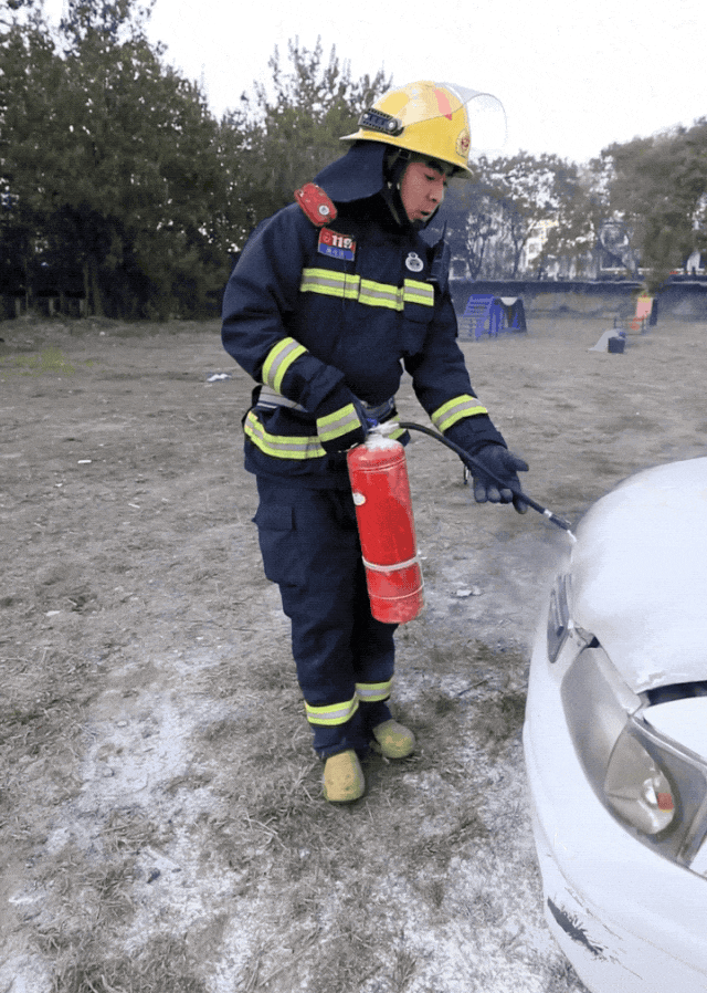 底盘“喷火”、烧得只剩铁架!车辆自燃到底该咋办?