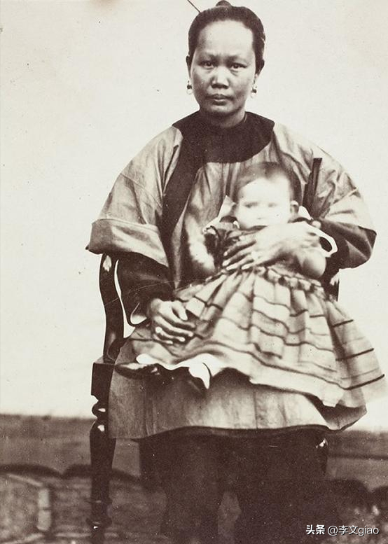 不堪入目老照片:男人搂着女子的胸一顿摸,男人抱着女人一顿热吻