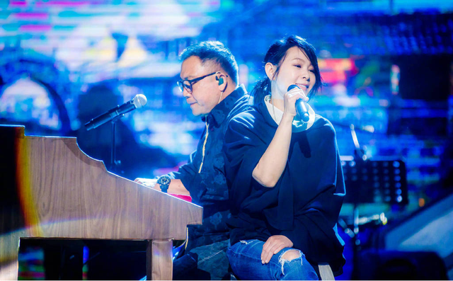 刘若英这“阴沟裙”真是绝了,不仅显身材还高级,气质真让人羡慕