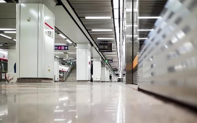 女子地铁内对小男孩跳不雅舞蹈,扭腰摆臀撩衣,小孩:无助又害怕