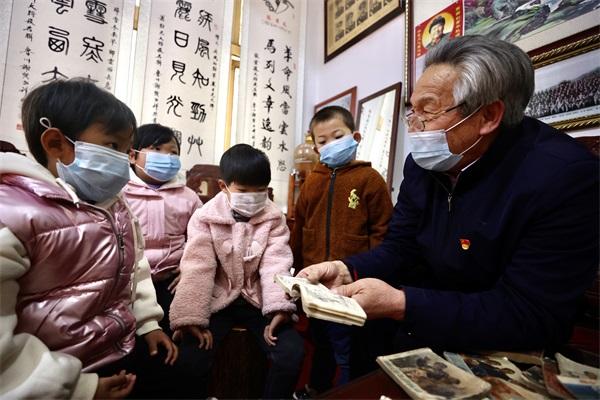 融媒·先锋|一座小院,一排板凳,一群娃娃——听张爷爷讲故事