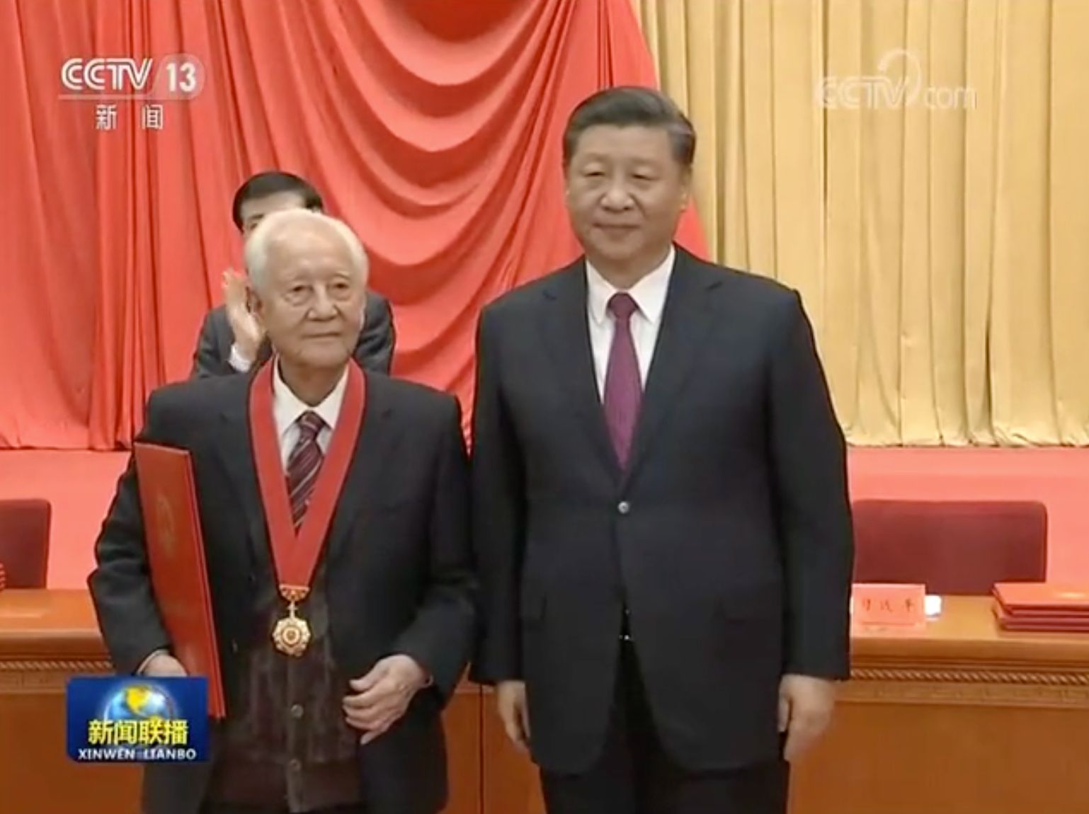 难忘!总书记与他的三次握手 令人动容