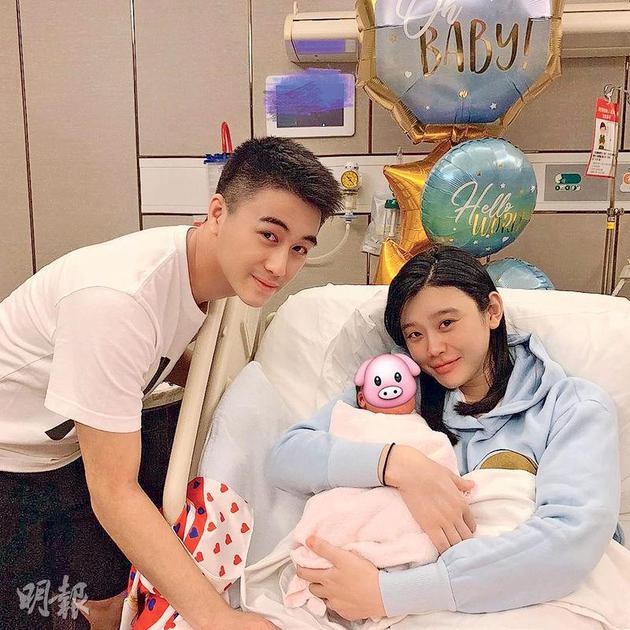 何猷君(左)透露会好好奖励太太奚梦瑶(右)。