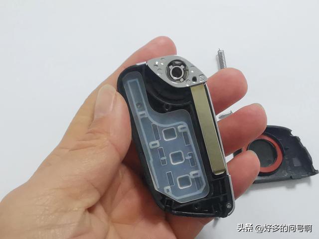 北汽绅宝车钥匙外壳拆解流程,昌河遥控器教你怎么更换电池。