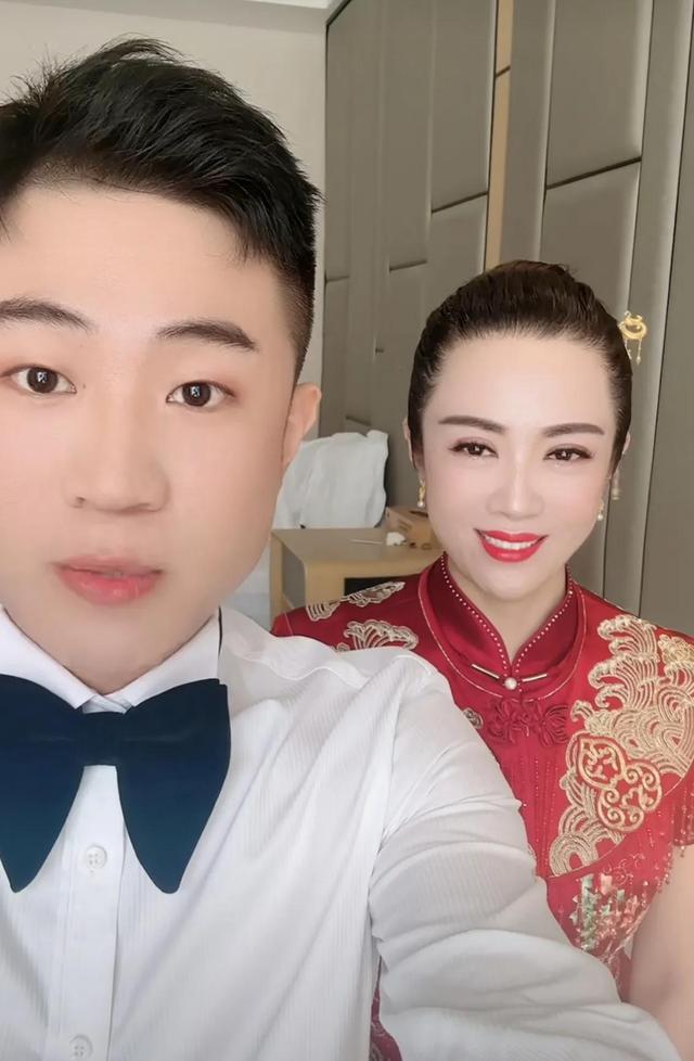 温美玲为儿子再办婚礼!穿红色旗袍美过新娘,和魏三握手引热议