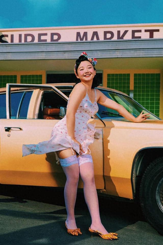 没想到,今夏“露奶裙”又火了,时髦性感好养眼,连杨幂都上头了