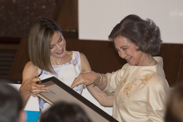 有种“气质”叫莱后剪了个短发!即使穿旧衣,也依然优雅到骨子里