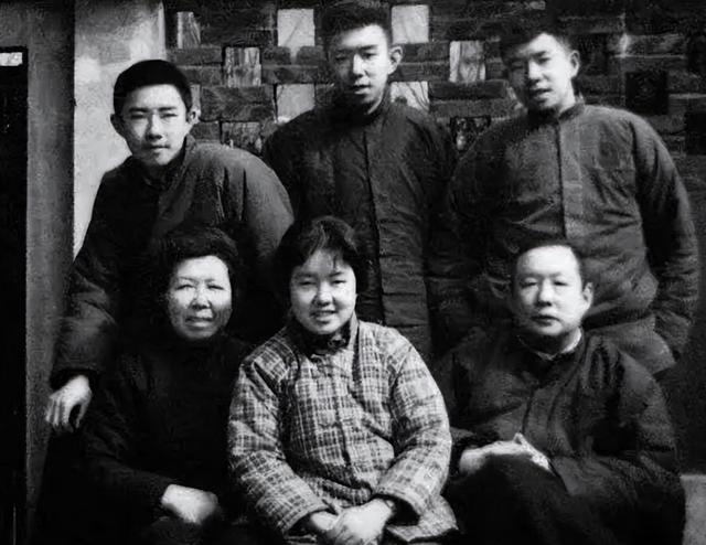 她与丈夫结婚24年不圆房,丈夫死后守寡38年直到102岁才说出实情