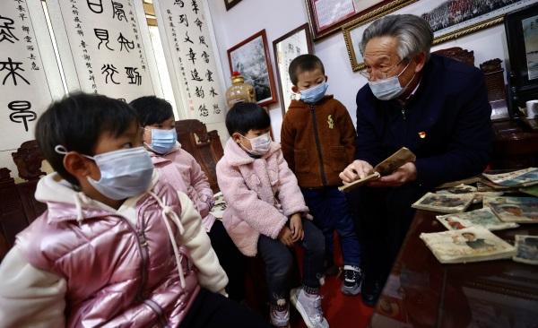 融媒·先锋|一座小院,一排板凳,一群娃娃——听张爷爷讲故事