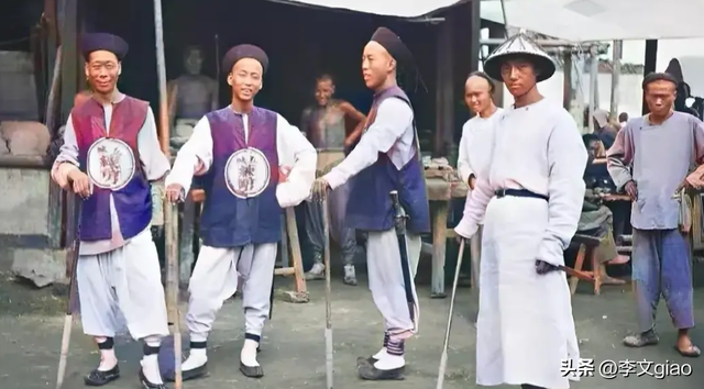 不堪入目老照片:男人搂着女子的胸一顿摸,男人抱着女人一顿热吻