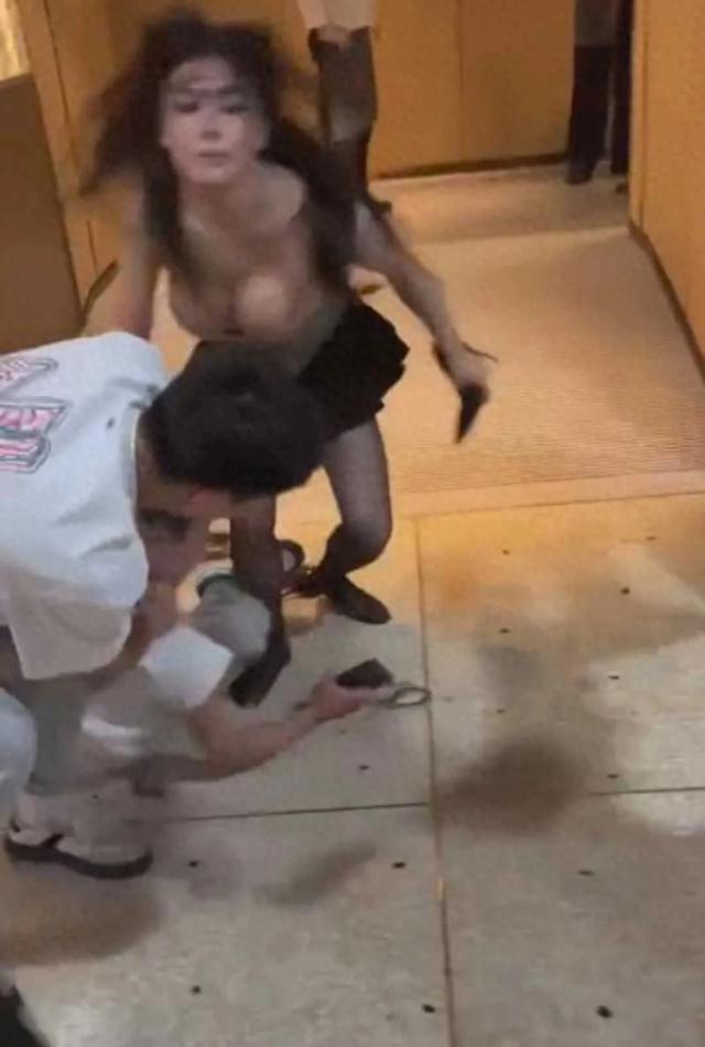 E罩杯美女,暴揍港独眼镜男