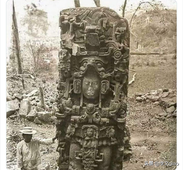 不堪入目老照片:男人搂着女子的胸一顿摸,男人抱着女人一顿热吻