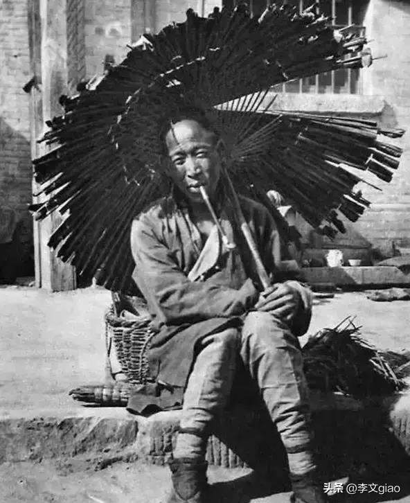 不堪入目老照片:男人搂着女子的胸一顿摸,男人抱着女人一顿热吻