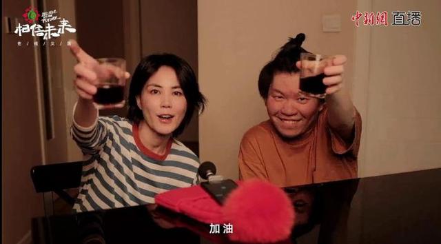 王菲改编《人间》,周迅在马路边唱歌……这场义演太治愈