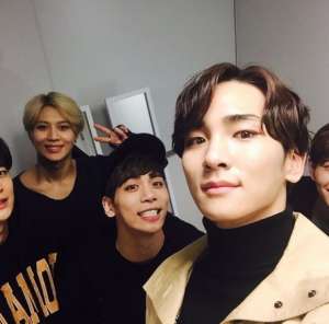 Key军中晒SHINee合照 粉丝泪崩：你一直放在身上