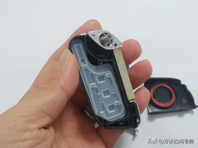 北汽绅宝车钥匙外壳拆解流程,昌河遥控器教你怎么更换电池。