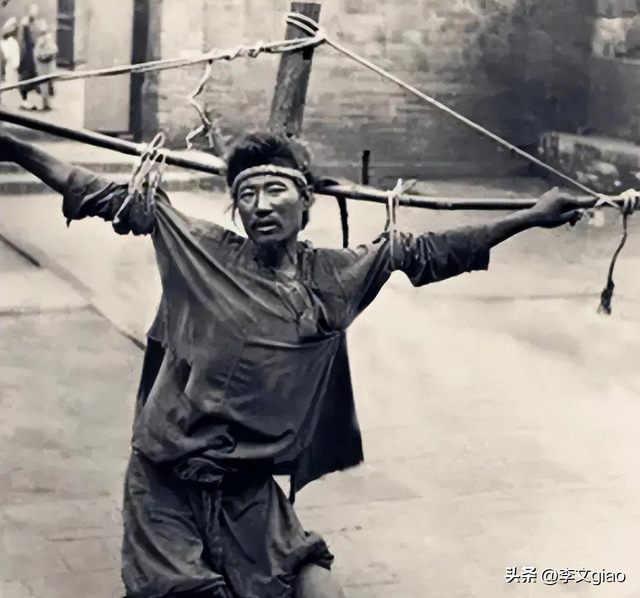 不堪入目老照片:男人搂着女子的胸一顿摸,男人抱着女人一顿热吻