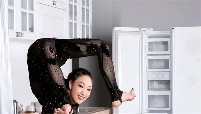中国柔术美女:身体柔软可轻松摆出各种姿势,令人难以置信