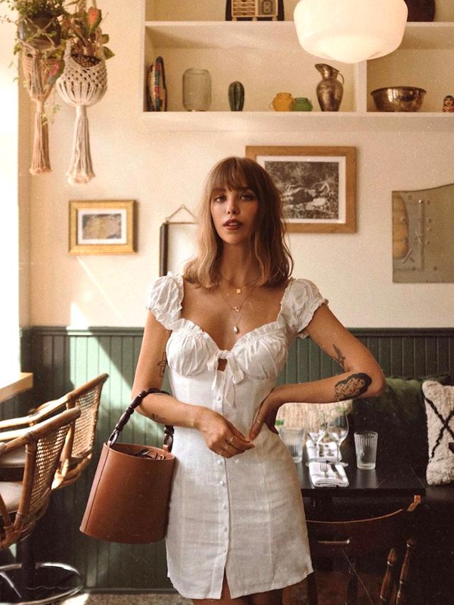 没想到,今夏“露奶裙”又火了,时髦性感好养眼,连杨幂都上头了