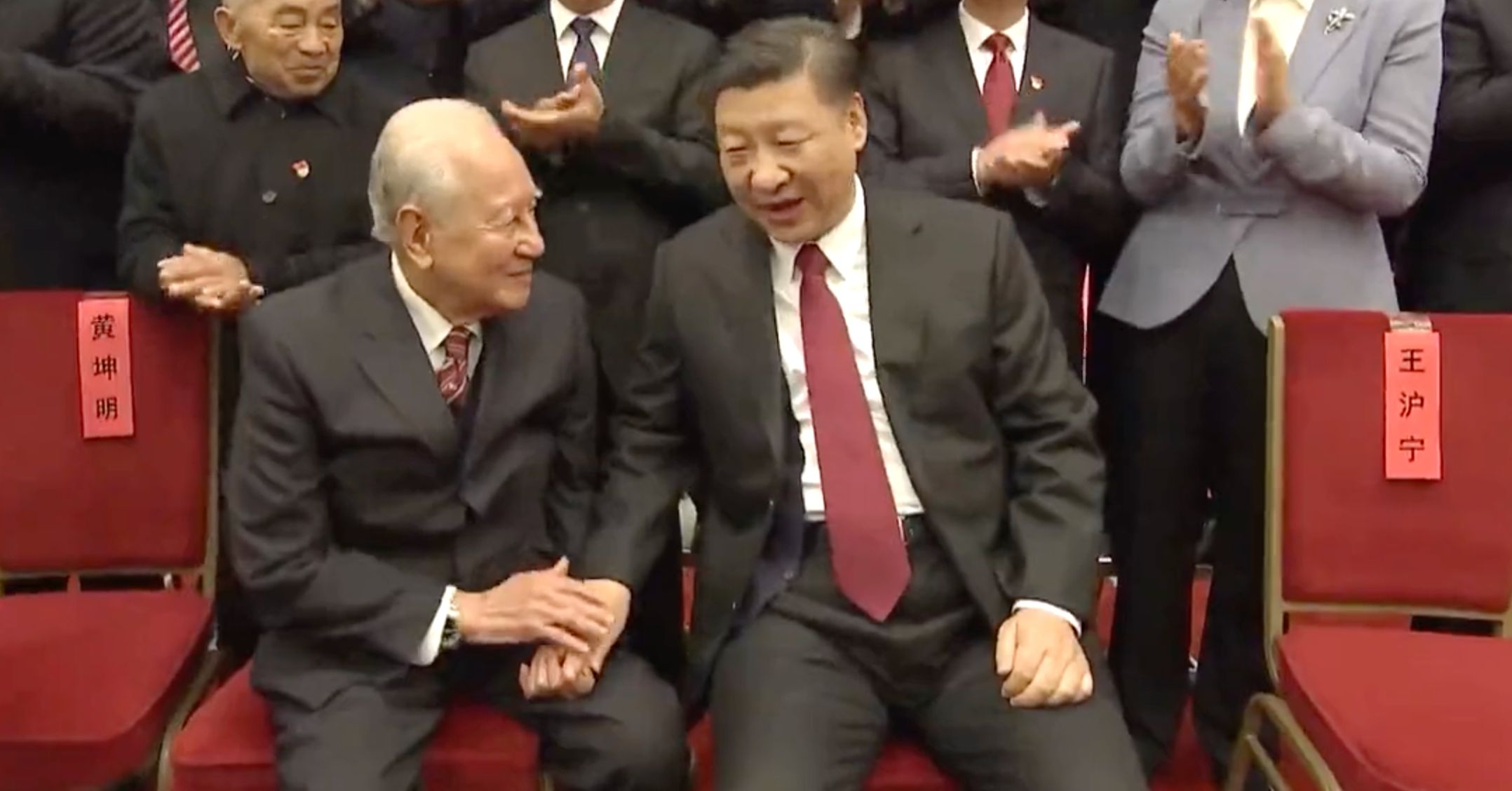 难忘!总书记与他的三次握手 令人动容