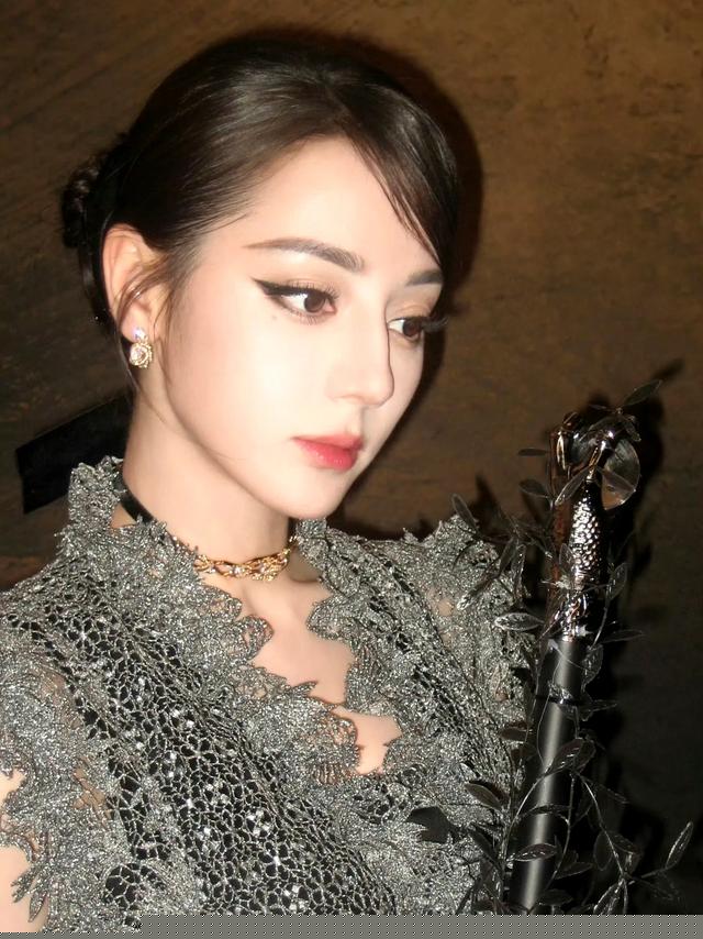 金鹤龙巧手绘“蛇女”,热巴惊艳诠释神秘魅力