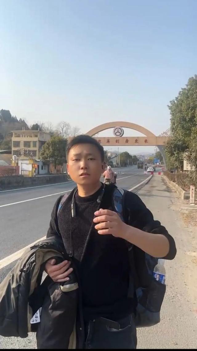 今日到湖南,衡阳小伙从深圳步行回家过年:同伴中途放弃2次,目前就我一个走
