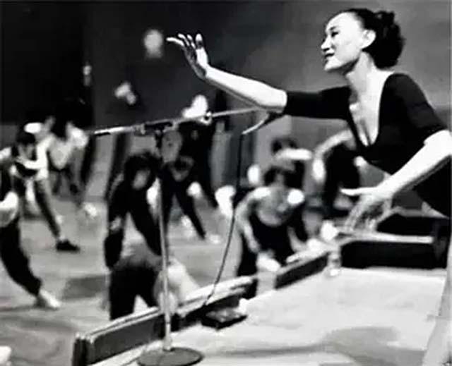 “健美女皇”马华41岁病逝,将军父亲痛哭,丈夫绝望下求神拜佛