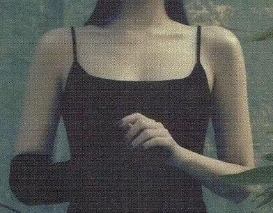 直角肩蝴蝶骨翘臀,你引以为豪的“性感体态”,实则是“火坑”