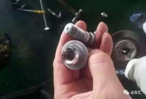 汽车电瓶螺丝自动松了(常见的螺丝（汽车轮胎螺丝）断裂的原因和预防措施)