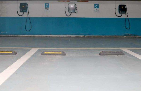 汽车充电尴尬?充电桩本就是个尴尬!记者实测长沙城区奇葩汽车充电地