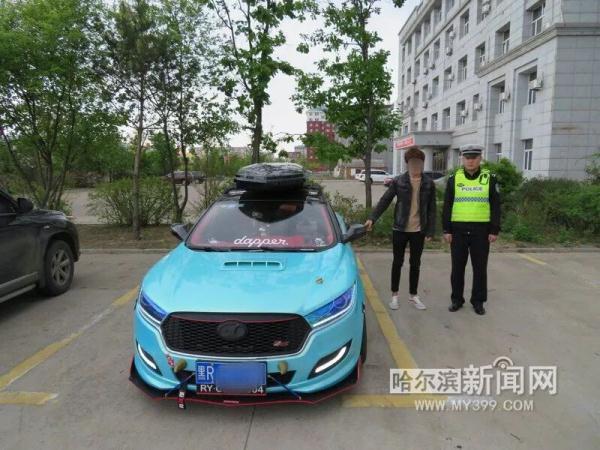 小伙给车“变装”改色加“尾喉”,感觉很拉风丨果然,这回……交警注意到他了