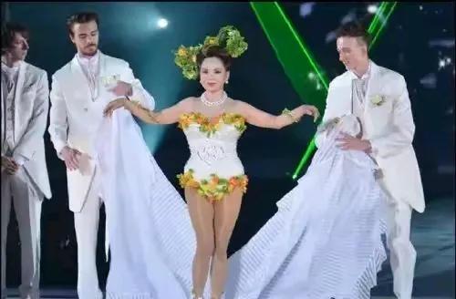 15岁当妓女,22岁成总统夫人,53岁全裸写真,她活成最率真女王!