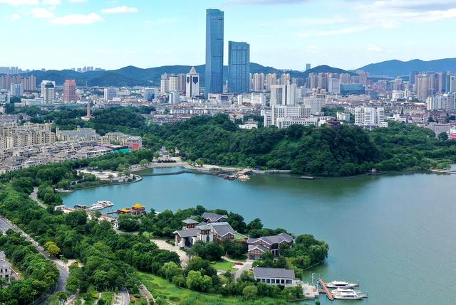 镇江上海:繁花绽放,宝总、汪小姐坐高铁共赴春天之约