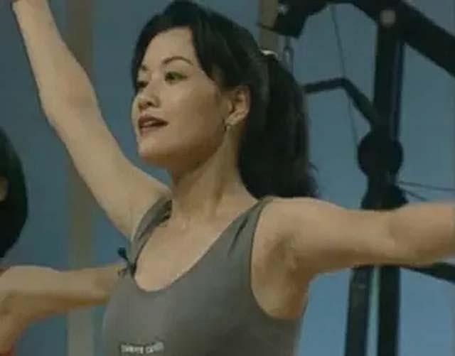 “健美女皇”马华41岁病逝,将军父亲痛哭,丈夫绝望下求神拜佛