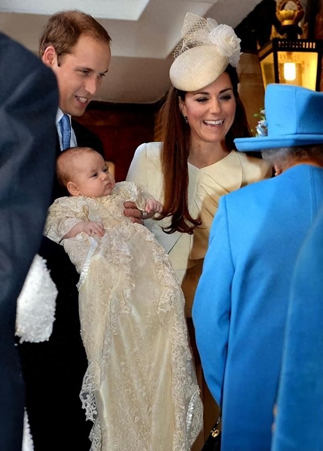 11岁乔治从“乔胖”变帅气少年,颜值不输威廉,大长腿绅士范十足