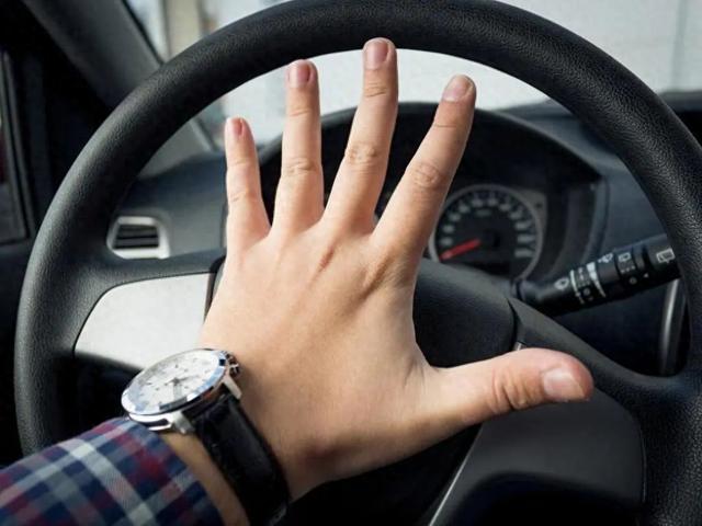 汽车喇叭“暗语”揭秘:按“一下,两下,长按各是什么意思?