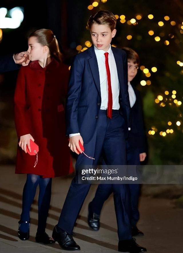 11岁乔治从“乔胖”变帅气少年,颜值不输威廉,大长腿绅士范十足