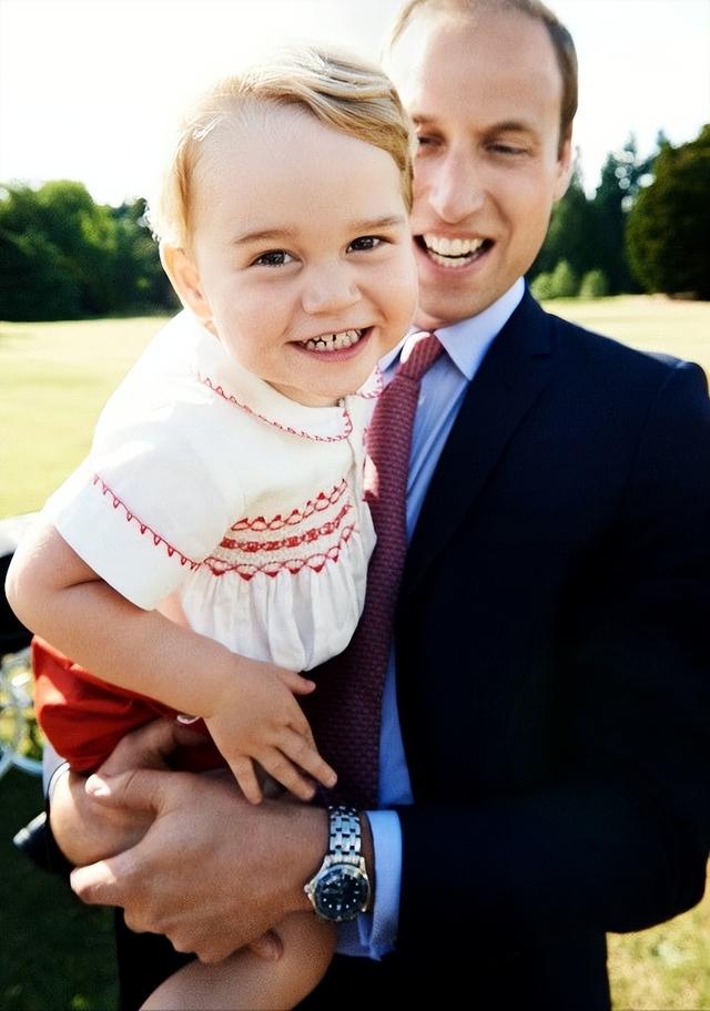 11岁乔治从“乔胖”变帅气少年,颜值不输威廉,大长腿绅士范十足