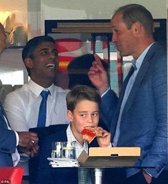 11岁乔治从“乔胖”变帅气少年,颜值不输威廉,大长腿绅士范十足