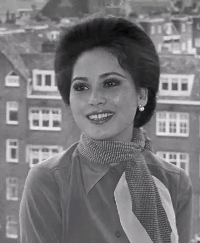 15岁当妓女,22岁成总统夫人,53岁全裸写真,她活成最率真女王!