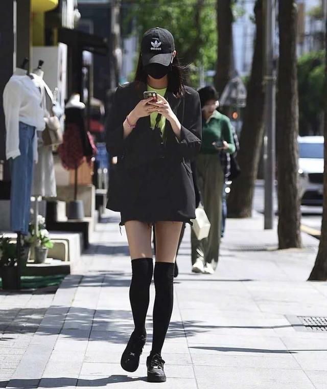 这些高人气的韩国街拍穿搭,你应该学学,简单且日常,个性还时髦