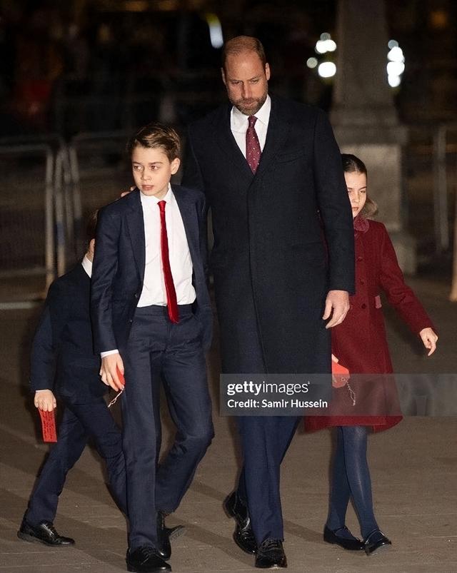 11岁乔治从“乔胖”变帅气少年,颜值不输威廉,大长腿绅士范十足