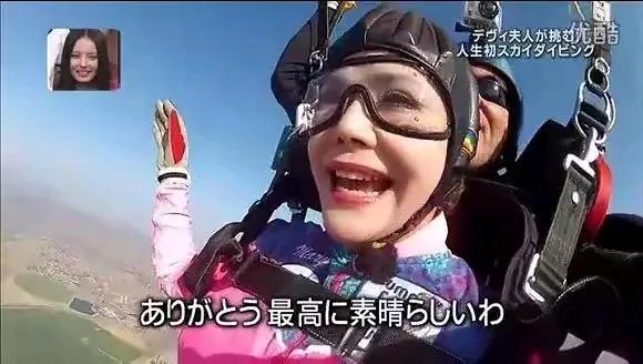 15岁当妓女,22岁成总统夫人,53岁全裸写真,她活成最率真女王!