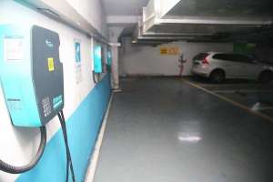 长沙汽车线束(汽车充电尴尬？充电桩本就是个尴尬记者实测长沙城区奇葩汽车充电地)