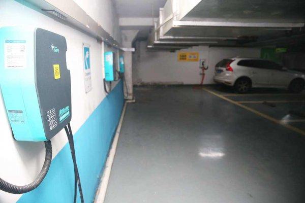 汽车充电尴尬?充电桩本就是个尴尬!记者实测长沙城区奇葩汽车充电地